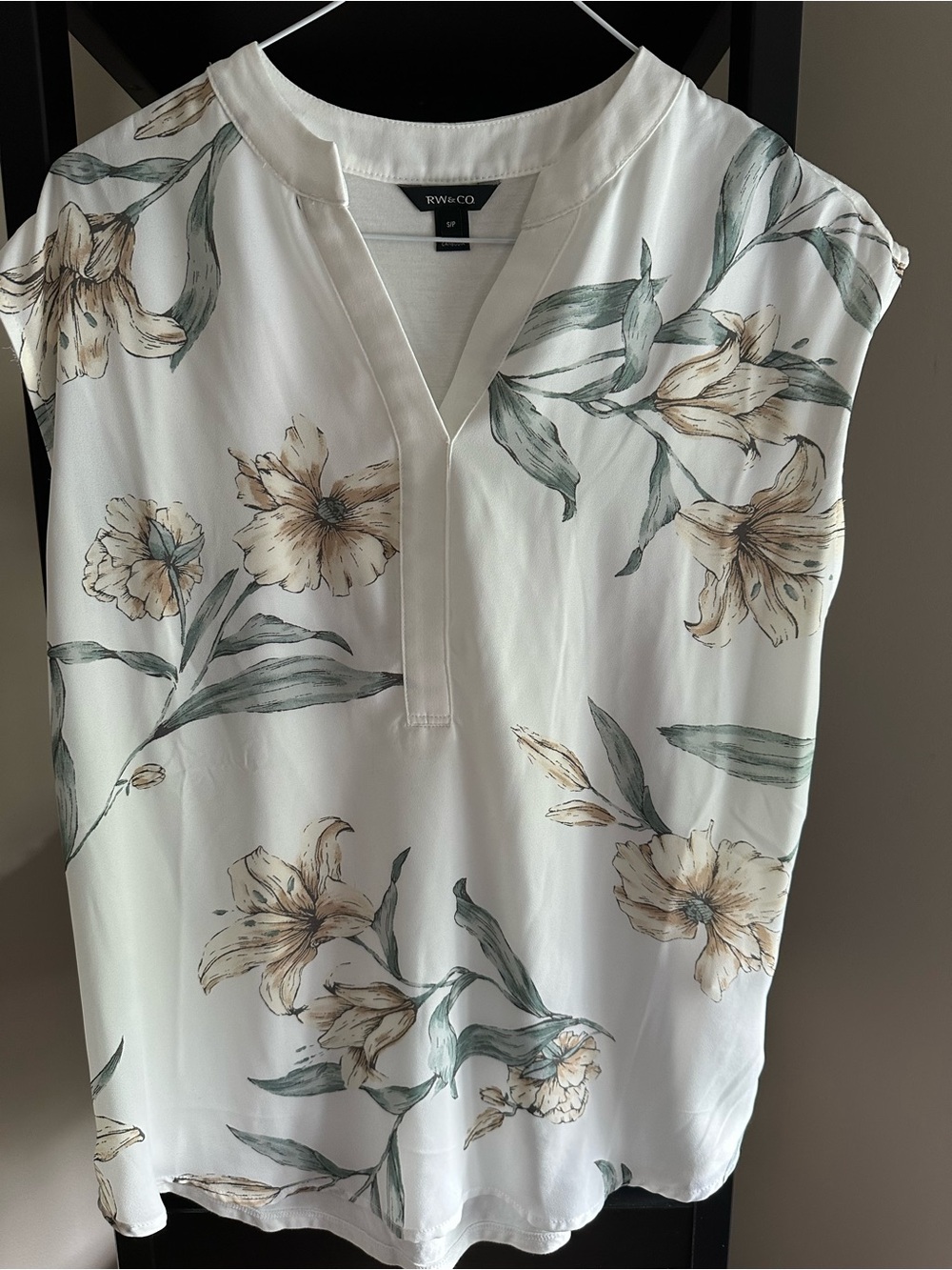 RW&CO. Ivory Floral V-Neck Cap Sleeve Blouse